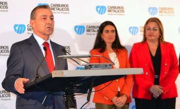 Paulino Rivero, este jueves en Telde bajo la mirada de María del Carmen Hernández Bento y Mari Carmen Castellano (Foto TA)