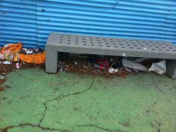 La basura se acumula en la cancha deportiva del barrio (Foto TA)