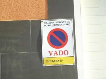 Imagen de una placa de vado en un garaje de Telde (Foto TA)