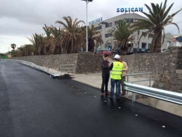 El concejal de Transporte, Héctor Suárez, visitó este jueves las obras de la nueva marquesina (Foto TA)