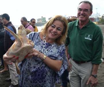 La alcaldesa de Telde, este mediodía en la suelta de la tortuga Leona, en Melenara (Foto TA)