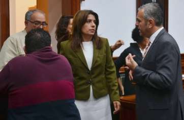 Los portavoces de NC y PP, Carmen Hernández y Francisco López, charlan en un receso del Pleno (Foto Daniel Ojeda)