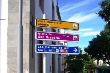 Señales de tráfico en una calle de Telde (Foto TA)