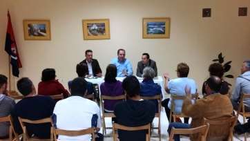 Martel y Torres durante la reunión con los vecinos (Foto TA)