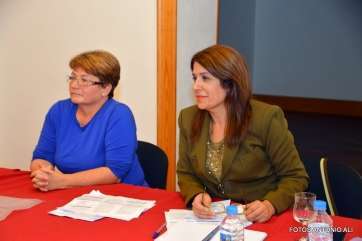 La candidata a la Alcaldía de Telde, Carmen Hernández (d), junto a la ponente del acto de esta noche (Foto Antonio Alí)