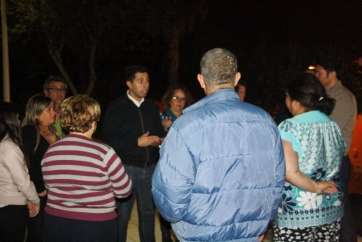 Alejandro Ramos con los vecinos de La Herradura (Foto TA)