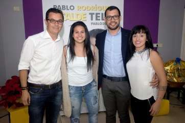Pablo Rodríguez con la la joven Yady Fernández, durante el acto navideño de CC de esta noche (Foto TA)
