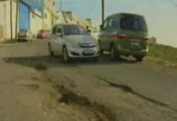 Socavones en la calle de Lomo la Francia (Fotograma captado por TA de A3 Canarias)
