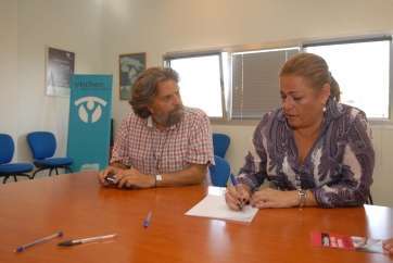 La alcaldesa con el sacerdote Jorge Hernández alma mater de Yirchen (Foto TA)