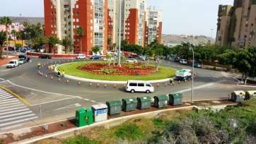 Rotonda situada a la altura de Eucaliptos I, en el centro la base de la torreta de luz (Foto TA)