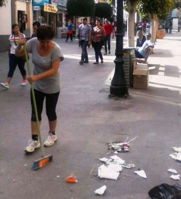Imagen captada hace unos minutos en Los Llanos, con papeleras llenas y abundante suciedad en las calles (Foto TA)