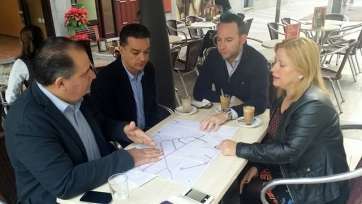 Los ediles Juan Martel y Mario Torres se reunieron con representantes de la asociación de comerciantes de Los Llanos (Foto TA)