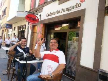 Manuel Ramón Santana hace el signo de la victoria, en una imagen de archivo (Foto Manuel Ramón Santana)