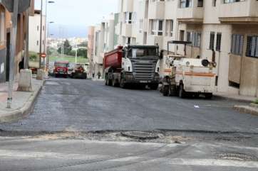 Imagen de los trabajos de asfaltado en la zona de Picachos (Foto Jesús Ruiz)