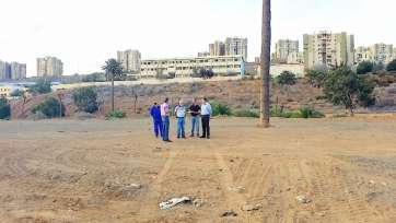 Concejales y técnicos, en la explanada que albergará el parque para perros (Foto TA)