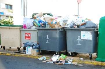 Imagen de archivo de basura acumulada en contenedores (Foto TA)