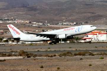 Avión comercial despega en el Aeropuerto de Gran Canaria (Foto Jesús Ruiz Mesa)