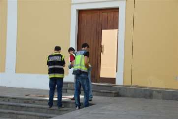 Policías nacionales en la Casa de la Condesa, tras un robo, en una imagen de archivo (Foto TA)