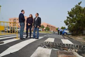 La alcaldesa con el consejero y el concejal de Vías y Obras, en Salinetas (Foto TA)