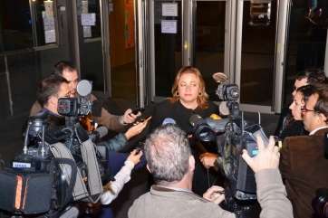 Castellano atiende a una nube de periodistas a la salida del Juzgado (Foto TA)