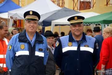 Antonio Mederos (d), junto al agente Antonio Medina, en una imagen de archivo (Foto Antonio Alí)