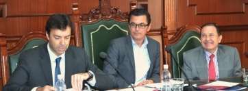El vicealcalde y concejal de Urbanismo, Pablo Rodríguez (c), junto al interventor (d), en un Pleno de Telde (Foto TA)