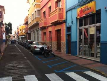 Calle donde se han redistribuido los aparcamientos (Foto TA)