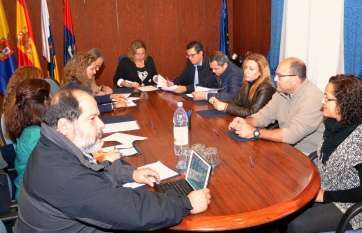 Representantes municipales y de los trabajadores de Gestel durante la firma del acuerdo, este lunes (Foto TA)