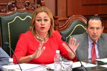 Imagen de archivo de Enrique Orts junto a la alcaldesa en un Pleno (Foto Daniel Ojeda)