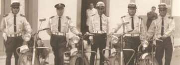 Motoristas de la Policía Local ante la sede del antiguo cuartelillo, en la calle Conde de la Vega Grande (Foto TA)