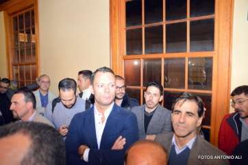 El autor del artículo, Hugo Roig, en el centro de la imagen, en el acto del pasado viernes en Telde (Foto Antonio Alí)