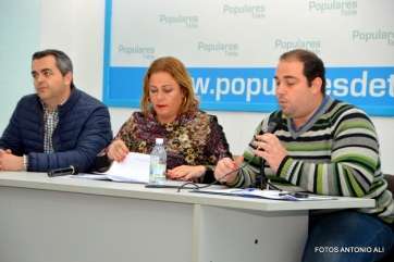 Mesa presidencial del comité local de esta noche en el PP (Foto Antonio Alí)