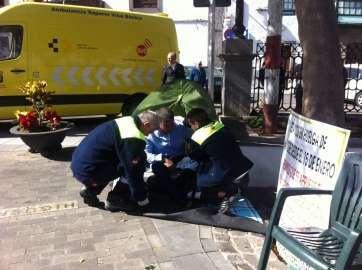 Servicio sanitario durante la atención este miércoles a Gonzalo Cáceres (Foto TA)