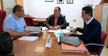 El representante vecinal Pablo Rodríguez (i), durante la reunión de este miércoles con Martel (c) y Torres (d)