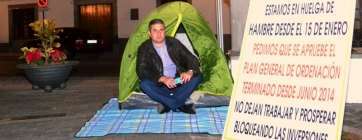 Gonzalo Cáceres en la tienda de campaña en la que mantiene la huelga de hambre (Foto TA)