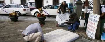 Gonzalo Cáceres, hace unos minutos en San Juan, recogiendo la tienda de campaña donde pasó más de una semana (Foto TA)