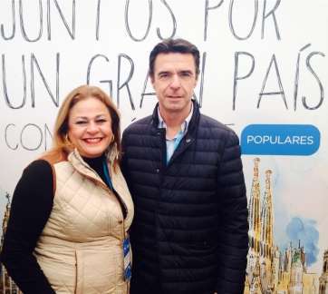 La alcaldesa con el ministro y presidente regional del PP canario, José Manuel Soria, este viernes en Madrid (Foto TA)