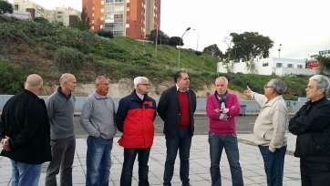 Juan Martel y Fidel Ruiz con algunos de los puesteros en la zona (Foto TA)