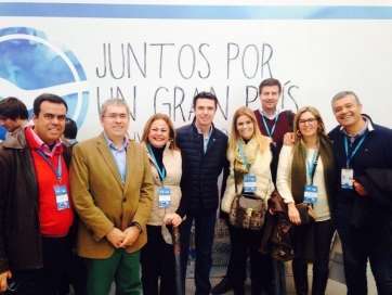 Miembros del PP de Telde y de otros municipios con el presidente regional y ministro de Industria, José Manuel Soria (Foto TA)
