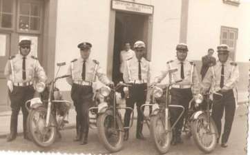 Motoristas de la Policía Local ante la sede del antiguo cuartelillo, en la calle Conde de la Vega Grande (Foto TA)