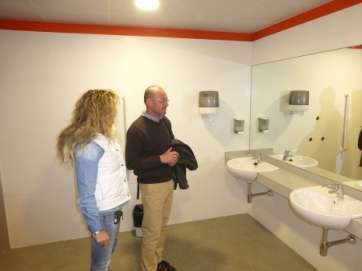 El consejero con la subdirectora del centro (Foto TA)