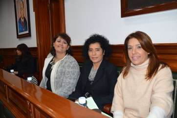 Carmen Hernández, este viernes en el Pleno junto a Josefa Milán y Celeste López (Foto TA)