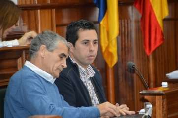 Alejandro Ramos junto a Juan Quintana, este viernes en el Pleno (Foto TA)