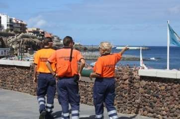 Imagen de archivo de miembros de Protección Civil en la costa (Foto TA)
