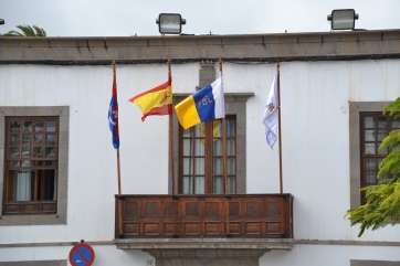 Banderas colocadas en el balcón del despacho de la Alcaldía en las Oficinas Municipales de San Juan (Foto TA)