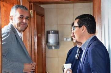 López (i) conversa con Pablo Rodríguez y Juan Francisco Artiles, en dependencias municipales, ayer viernes durante la sesión plenaria (Foto TA)