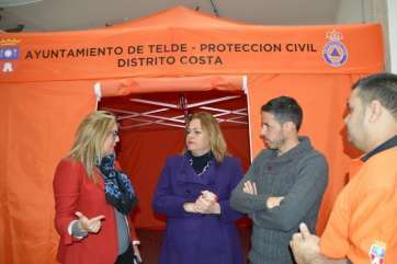 Autoridades, este lunes, durante la presentación del material para Protección Civil (Foto TA)