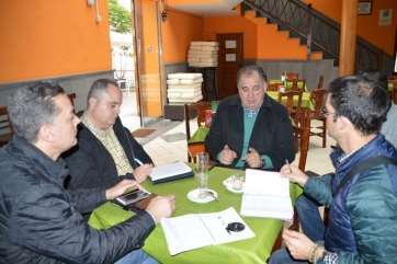 Juan Martel y Mario Torres, este lunes junto a varios periodistas en San Juan (Foto TA)