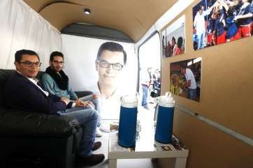 Pablo Rodríguez y un vecino conversan en el interior de la nueva oficina móvil (Foto TA)