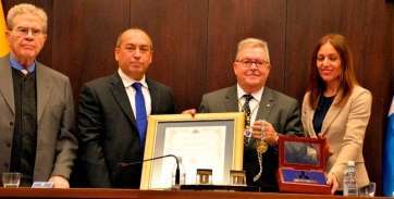 Momento de la entrega de la medalla al Cabildo (Foto Acfi Press)